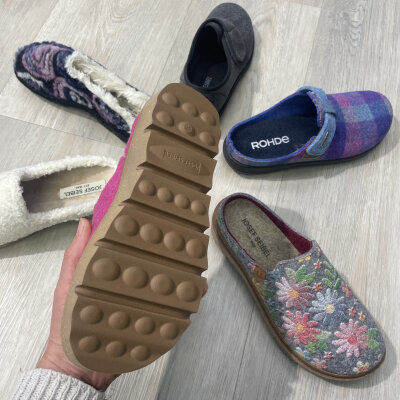 Hausschuhe mit Wechselfußbett - perfekt für die Einlagenversorgung Zuhause - Hausschuhe mit Wechselfußbett | Orthopädie Peters